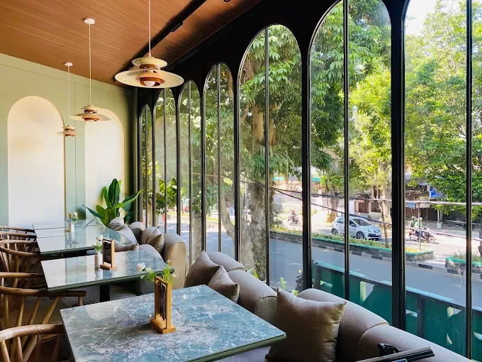 Arched windows and seating in the T.Bene dining room